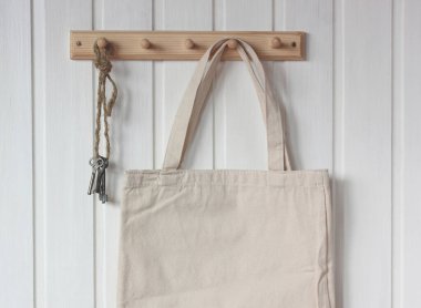 Hafif kumaş çanta ve anahtarlar askıda. doğal ambalaj kavramı.