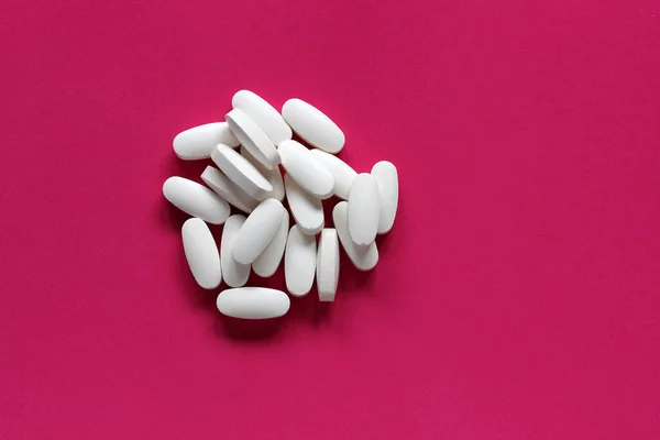 White Tablets Pink Background Top View Medical Background Flat Lay — Stock Photo, Image