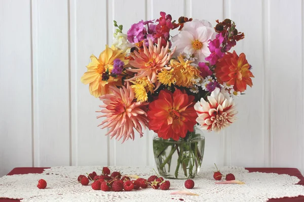 ダフリアとラズベリーの花束で秋の組成物 テーブルの上に花瓶やベリーの花 光は静物 — ストック写真