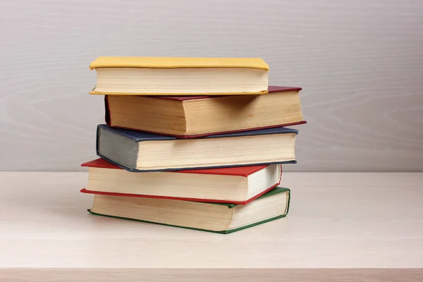 Pilha Livros Fechados Sobre Mesa Volumes Papel Literatura Clássica Capas — Fotografia de Stock
