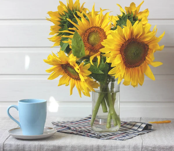 Strauß Sonnenblumen Einem Glas Rustikale Komposition Mit Gartenblumen — Stockfoto