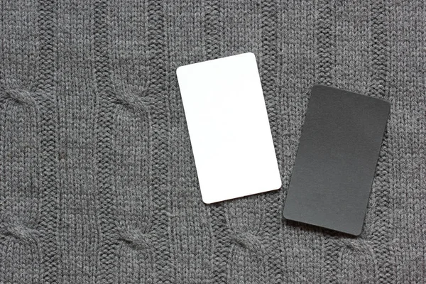 Leere Schwarz Weiß Karte Auf Gestricktem Grauen Hintergrund Draufsicht Attrappe — Stockfoto