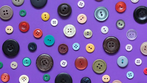Gekleurde Plastic Knoppen Een Heldere Achtergrond Bovenaanzicht Samenstelling Van Vlakke — Stockfoto