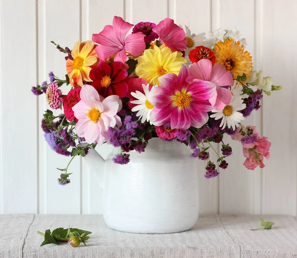 Trädgård Blommor Tekanna Ljus Sommar Bukett Komposition Rustik Stil — Stockfoto