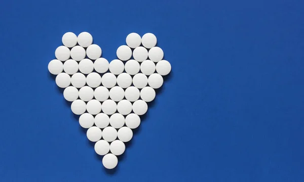 White Tablets Shape Heart Blue Background Flat Lay Medical Texture — Stock Photo, Image