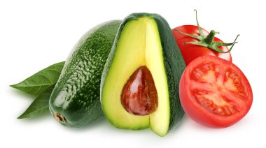 Avokadolar ve domatesler kesme yolu ile beyaz arka planda izole edilmiş. yeşil timsah armudu ve kırmızı domates..