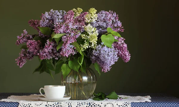 Frodig Bukett Syrener Glasvas Bukett Och Vit Kopp Bordet Med — Stockfoto