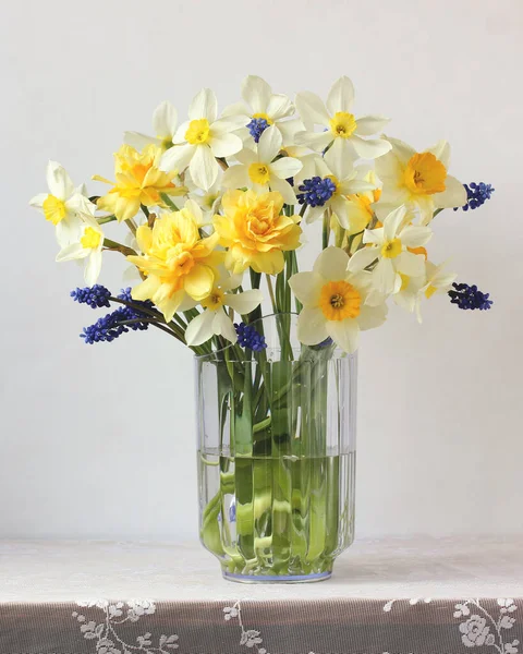 Jarní Kytice Zahradních Narcisů Květiny Průhledné Sklenici — Stock fotografie