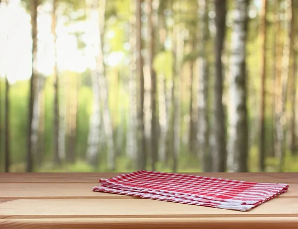 Een Lege Houten Tafel Met Een Rode Handdoek Wazige Achtergrond — Stockfoto