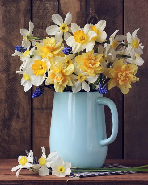 Strauß Gelber Garten Narzissen Einer Blauen Emaille Kanne Frühlingsblumen — Stockfoto