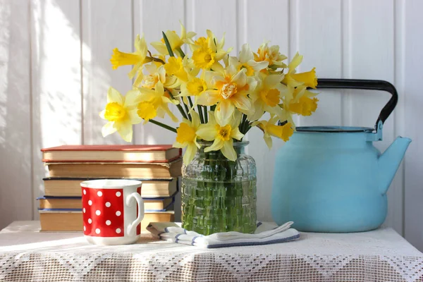 Bouquet Narcisi Gialli Barattolo Vetro Libri Una Tazza Sul Tavolo — Foto Stock