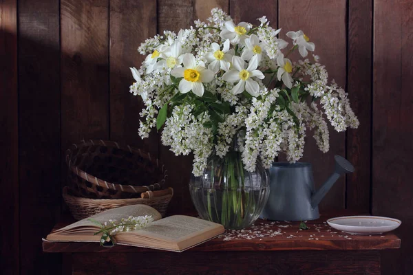 Vida Tranquila Rural Com Buquê Narcisos Ramos Cereja Vaso Vidro — Fotografia de Stock