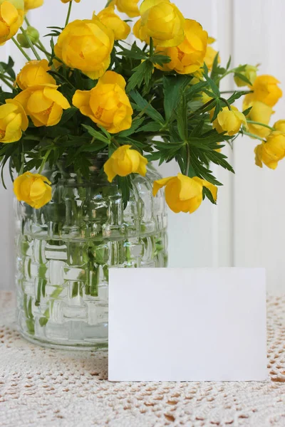 Natural Mockup Blank Card Yellow Spring Flowers Glass Vase Table — Stock Photo, Image