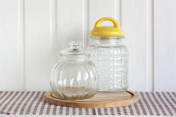 Twee Glazen Potten Voor Bulkproducten Close Tafel Keukengerei Servies Een — Stockfoto