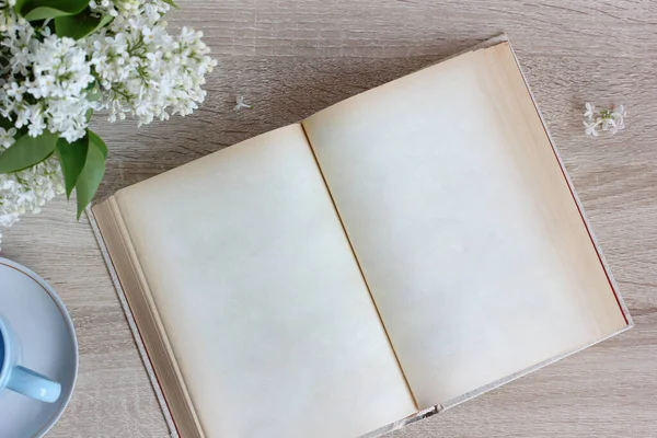 Ένα Ανοιχτό Βιβλίο Λευκές Σελίδες Στο Τραπέζι Πάνω Όψη Επίπεδη — Φωτογραφία Αρχείου