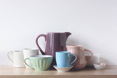 Tabak tabakları masanın üzerinde. Mutfak aletleri rafta..