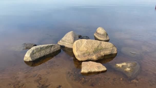 Sabah Güneşinde Kıyıya Yakın Nehirde Bir Grup Taş Dalgalar Kayalara — Stok video
