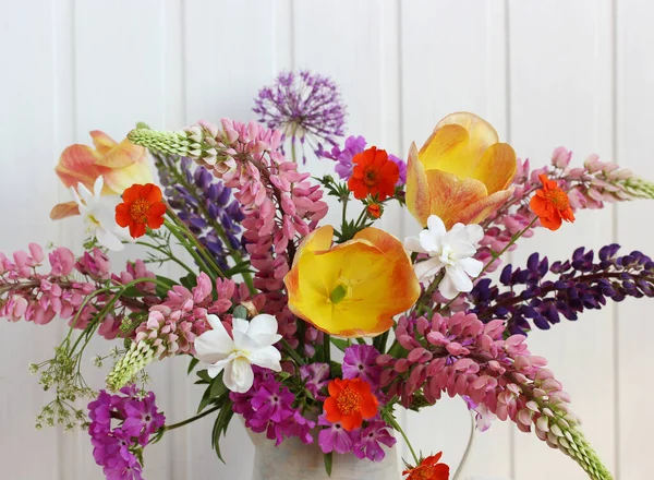 Букет Садовых Цветов Крупным Планом Тюльпаны Люпины Нарциссы Другие — стоковое фото