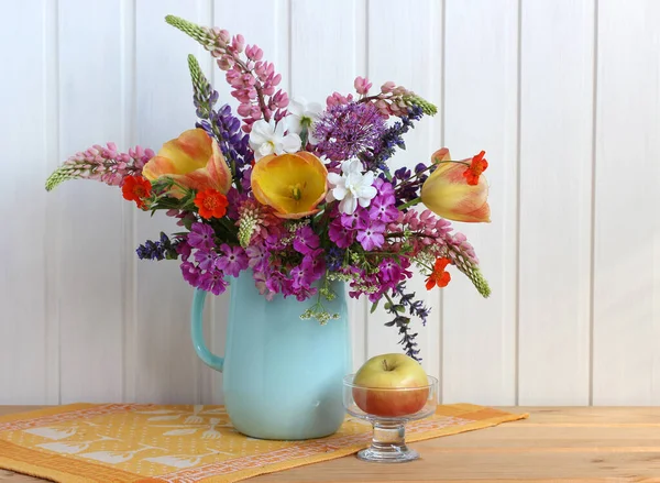 Strauß Gartenblumen Einem Krug Und Ein Apfel Auf Dem Tisch — Stockfoto