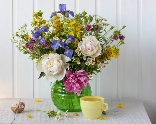 Sommer Stillleben Mit Einem Strauß Und Einer Tasse Auf Dem — Stockfoto