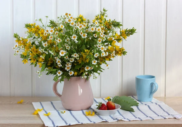 Composition Flowers Berries Table Strawberries Bouquet Lysimachia Chamomile Jug — Stock Photo, Image