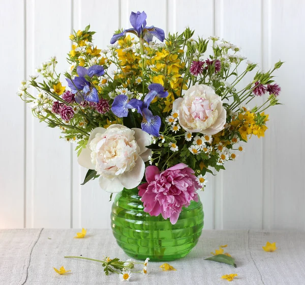 Lush Garden Bouquet Peonies Irises Aquilegia Chamomile Flowers Glass Vase — Stock Photo, Image