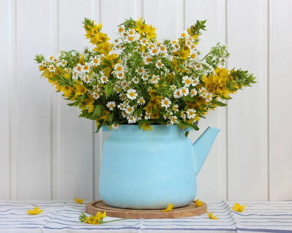 Ramo Flores Blancas Amarillas Una Tetera Azul Sobre Mesa Lysimachia —  Fotos de Stock