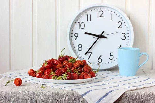 Nature Morte Avec Fraises Une Horloge Sur Table Composition Rustique — Photo