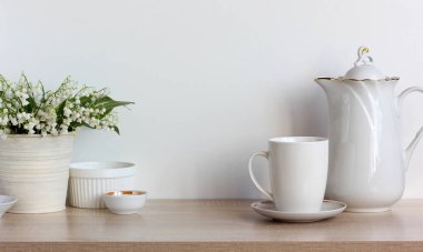 Mutfakta bulaşık ve vadi zambaklarıyla dolu bir raf..