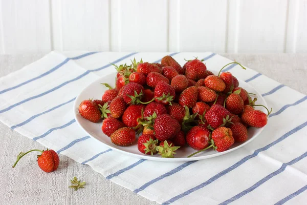 Plato Fresas Rojas Bayas Maduras Sobre Mesa —  Fotos de Stock