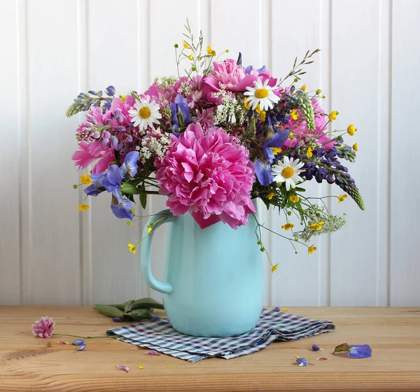 Ένα Καλοκαιρινό Μπουκέτο Λουλούδια Και Βότανα Μια Μπλε Κανάτα Στο — Φωτογραφία Αρχείου
