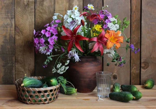 Rustikales Stillleben Mit Gartenstrauß Und Grünen Gurken Auf Einem Holztisch — Stockfoto