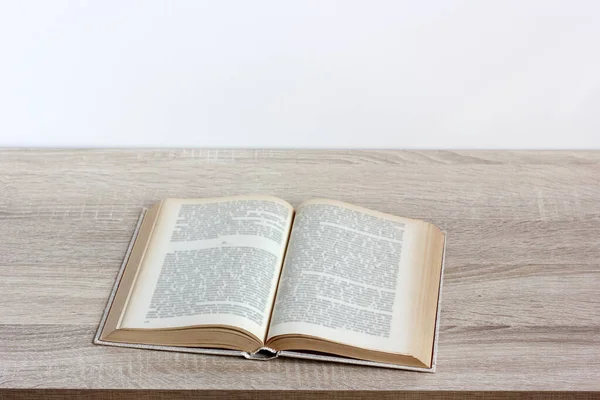 Livre Ouvert Avec Texte Flou Sur Une Table Contre Mur — Photo