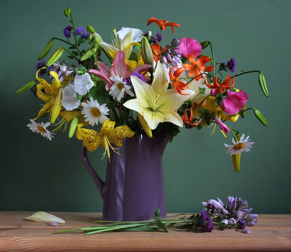 Stilleben Med Liljor Och Andra Blommor Kanna Grön Bakgrund — Stockfoto