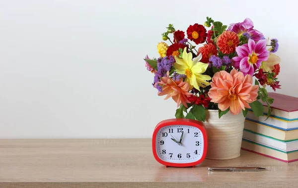 Bouquet Dalie Sveglia Libri Testo Sul Tavolo Destra Uno Spazio — Foto Stock