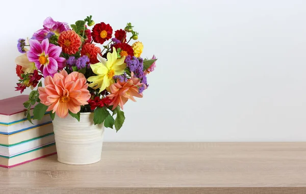 Boeket Van Heldere Dahlia Een Stapel Leerboeken Gekleurde Covers Het — Stockfoto