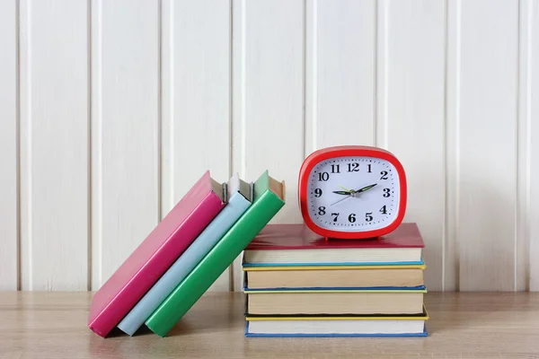 Pila Libros Texto Cubiertas Colores Reloj Despertador Plástico Rojo Escritorio — Foto de Stock