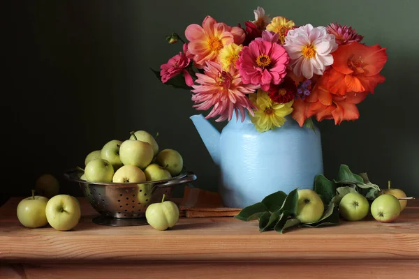 Stillleben Mit Einem Strauß Dahlien Und Früchten Auf Einem Holztisch — Stockfoto