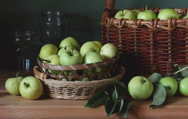 Stillleben Mit Äpfeln Grüne Äpfel Einem Korb Auf Dem Tisch — Stockfoto