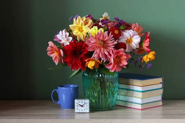 Stack Textbooks Bouquet Dahlias Alarm Clock Table Back School — Zdjęcie stockowe