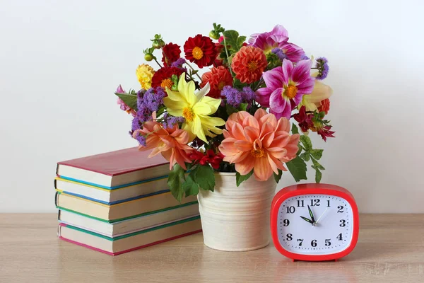 School Still Life Day Knowledge Central Composition Bouquet Textbooks Table — Stock Photo, Image