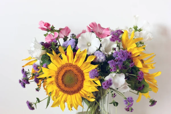 Μπουκέτο Λουλούδια Στον Κήπο Close Ηλιοτρόπιο Ageratum Lavatera Ένα Floral — Φωτογραφία Αρχείου