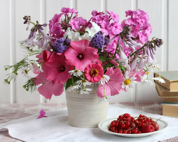 Rustikales Stillleben Mit Blumen Und Beeren Ein Strauß Rosa Blüten — Stockfoto