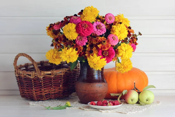 Helles Herbst Stillleben Mit Blumen Und Früchten Gartenstrauß Krug Himbeeren — Stockfoto
