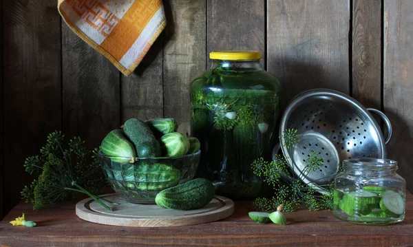 テーブルの上の大きなガラス瓶の中の緑のキュウリ調理器具の缶詰 — ストック写真