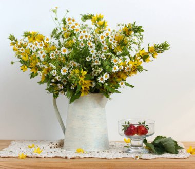 Bir buket buket ve çilek ile yaz durgun kompozisyon hafif iç