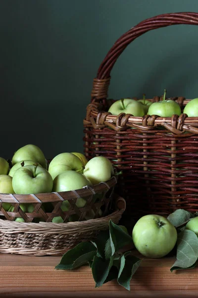 Manzanas Verdes Maduras Una Canasta Cosecha Cerca Frutas Del Pueblo — Foto de Stock