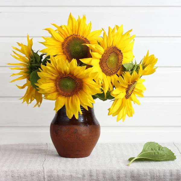 Ramo Girasoles Amarillos Sobre Mesa Interior Rústico Ligero —  Fotos de Stock