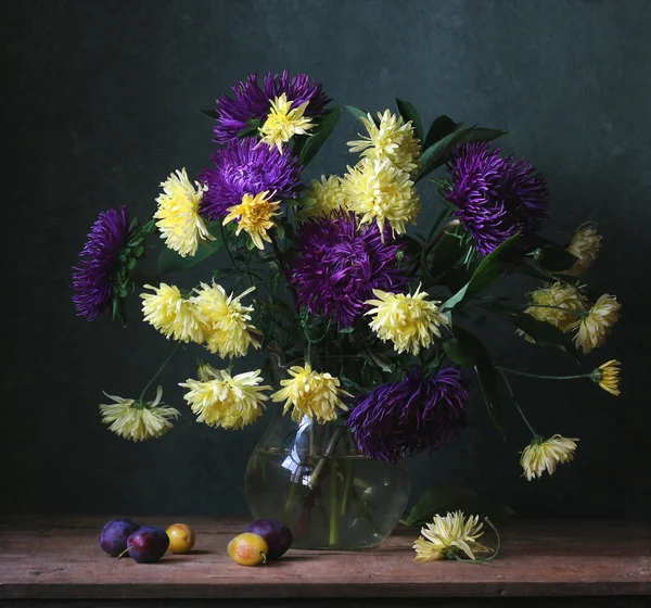 Blommor och plommon — Stockfoto