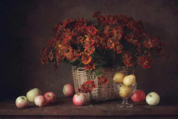 Apples and   flowers — Stock Photo, Image